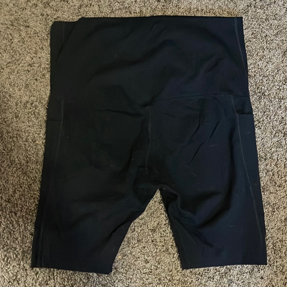Maternity biker shorts with pockets